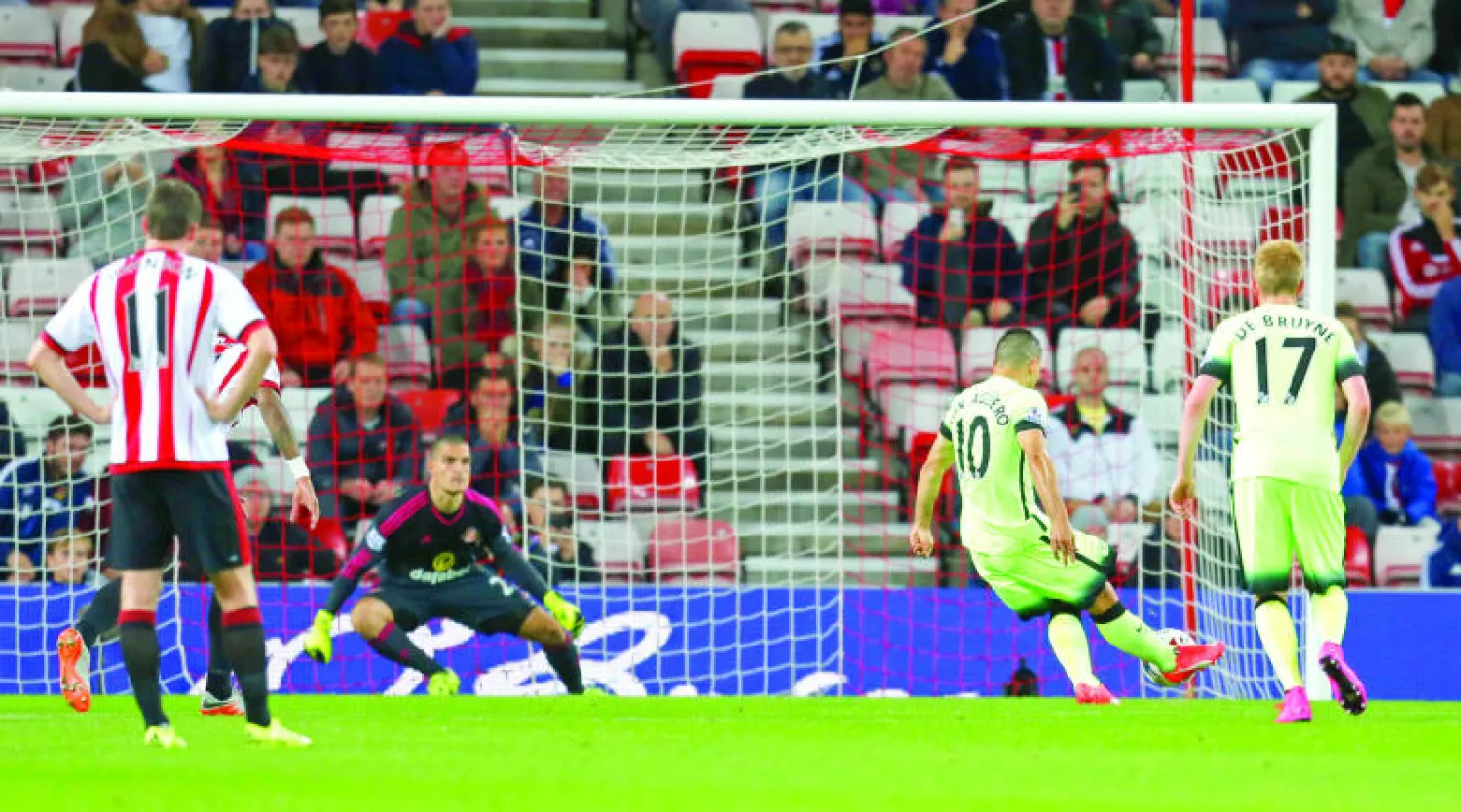 أغويرو (10) يفتتح رباعية سيتي  من ركلة جزاء (رويترز)