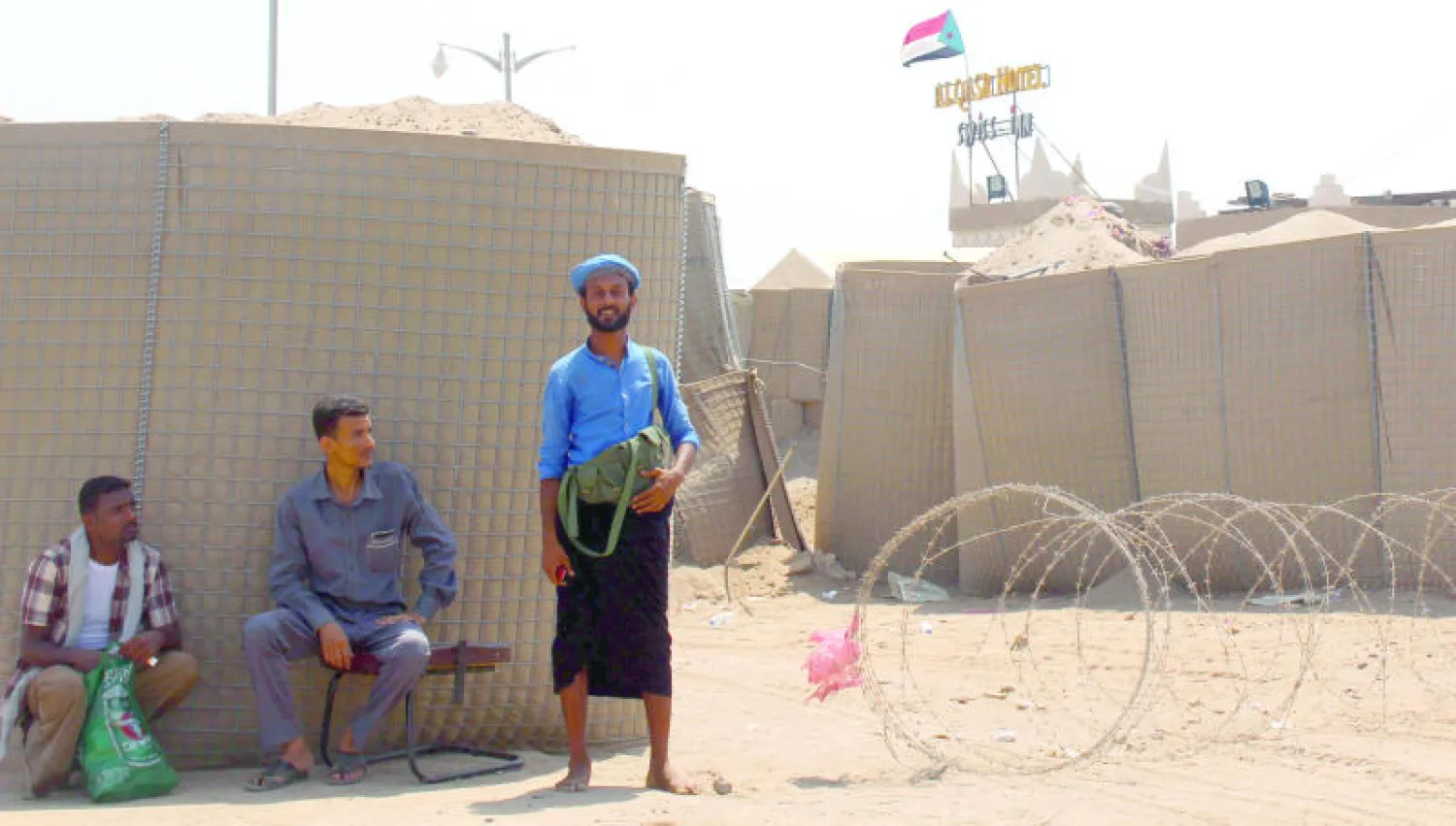 رجال قبائل مسلحون من الموالين للرئيس هادي يقفون في حراسة المقر لإقامته في عدن أمس (إ.ب.أ)