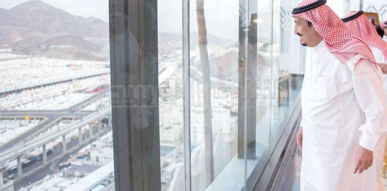 خادم الحرمين الشريفين يطل من شرفة زجاجية في القصر الملكي بمشعر منى بعد وصوله قبل مغرب أمس للإشراف على راحة ضيوف الرحمن وتنقلاتهم (تصوير: بندر الجلعود)