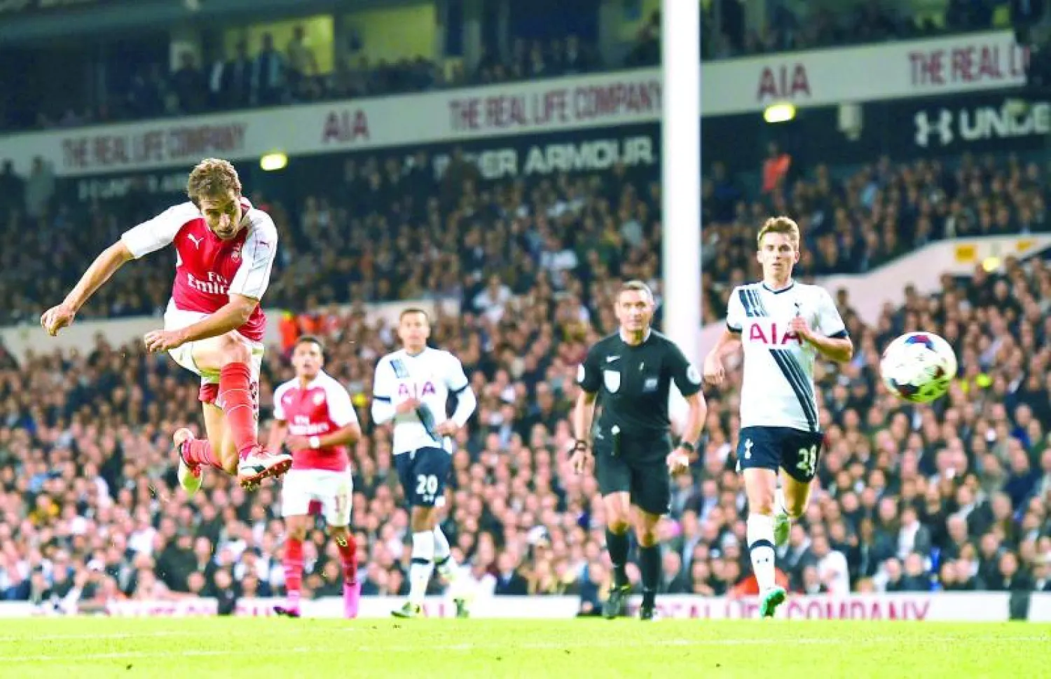 فلاميني يسدد ليحرز هدف فوز آرسنال (أ.ف.ب)