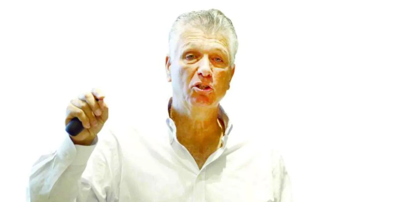 بني عالون المستشار  في شركة «جي بي» للتسويق الرياضي يشرح لصحافيين حجم فساد فالكه (رويترز)