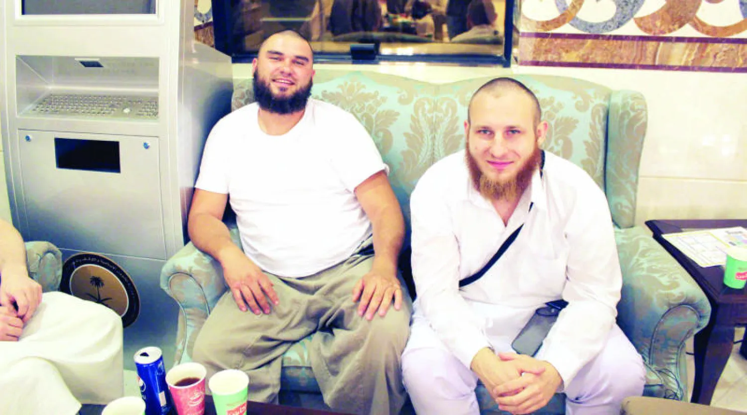 الحاجان الألمانيان ماتيس ودانيال في مشعر منى