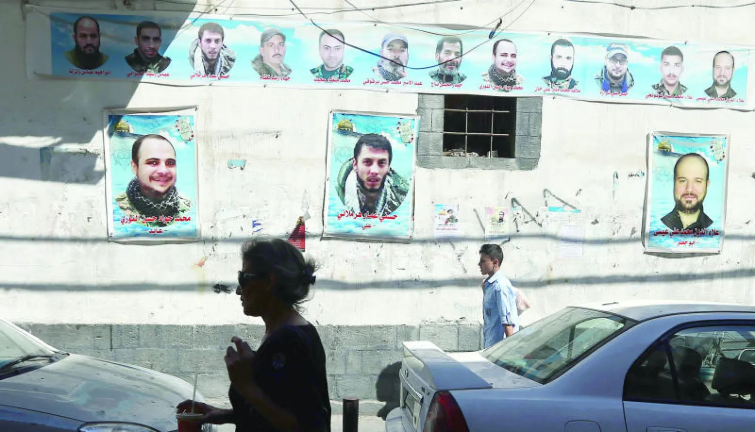 ملصقات صور لقتلى النظام على جدران مدينة دمشق أول من أمس (أ.ف.ب)