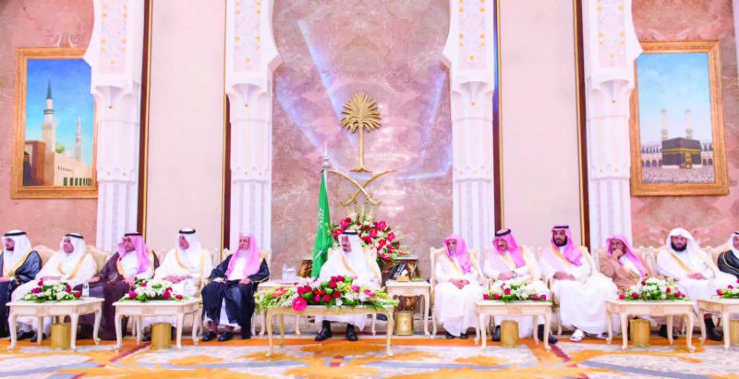 خادم الحرمين الشريفين لدى استقباله قادة القطاعات العسكرية المشاركة في حج هذا العام.. ويبدو الأمير خالد الفيصل أمير منطقة مكة المكرمة والأمير محمد بن نايف ولي العهد والأمير محمد بن سلمان ولي ولي العهد (واس)