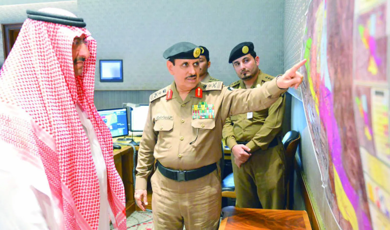 ولي العهد لدى لقائه أمس بالقيادات الأمنية المشاركة في أعمال الحج (واس)