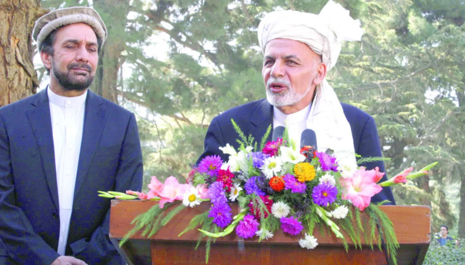 الرئيس الأفغاني أشرف غني يتحدث إلى ممثلي وسائل الإعلام بعد أدائه صلاة عيد الأضحى المبارك في العاصمة كابل أول من أمس (إ.ب.أ)