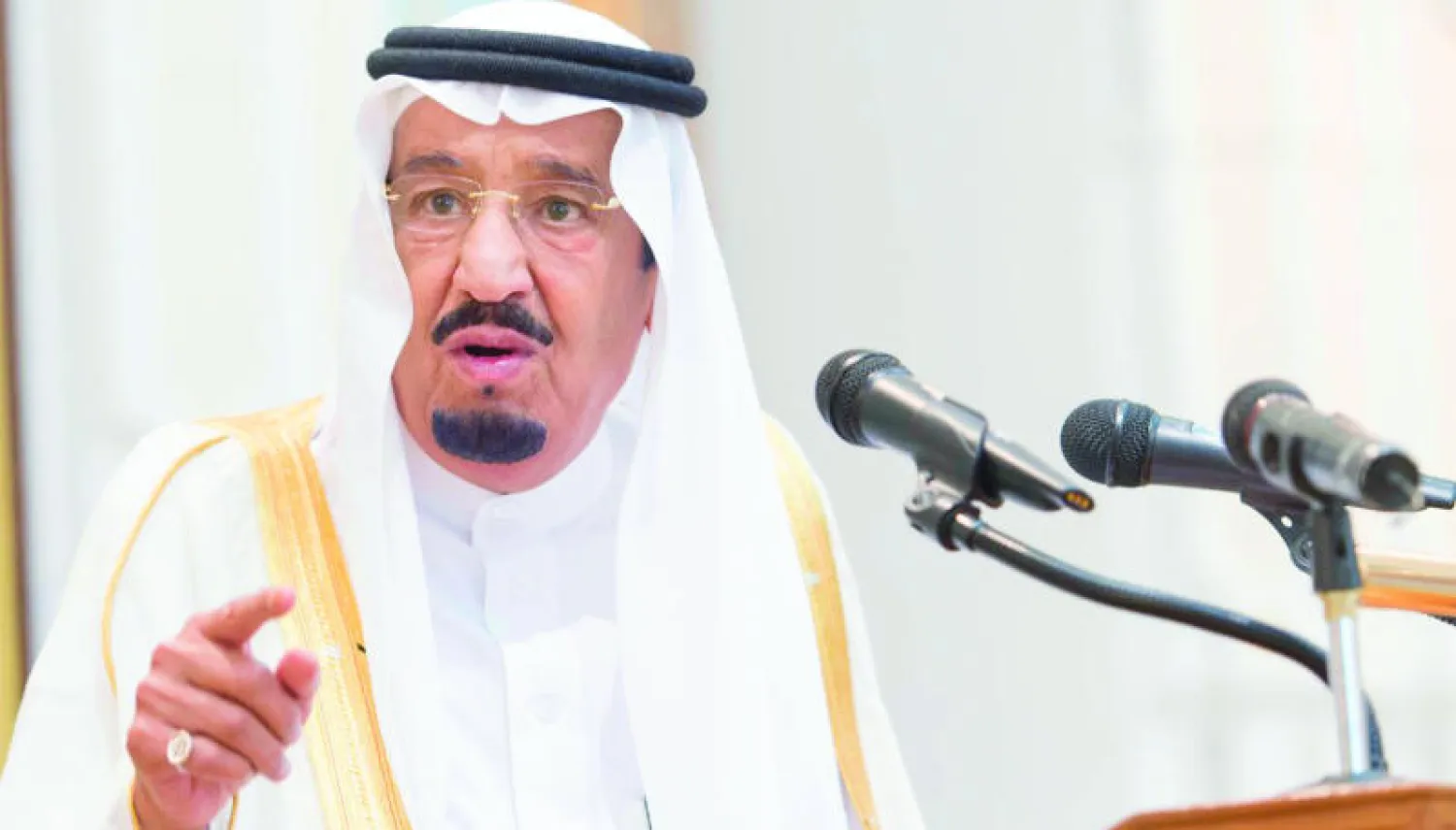 خادم الحرمين الشريفين يلقي كلمته خلال حفل الاستقبال السنوي لقادة الدول الإسلامية ورؤساء وفود الحج في القصر الملكي بمنى أمس (واس)