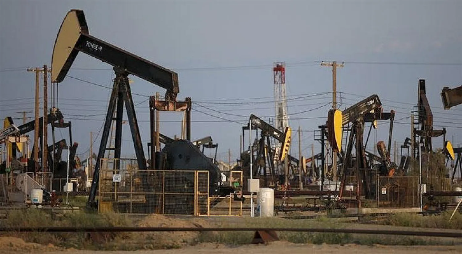 شركات النفط في أميركا تقلص عدد المنصات للأسبوع الرابع مع هبوط الأسعار