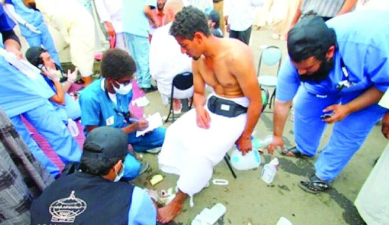 فريق البرنامج الطبي يقوم بتطبيب أحد الحجاج بالمشاعر المقدسة («الشرق الأوسط»)