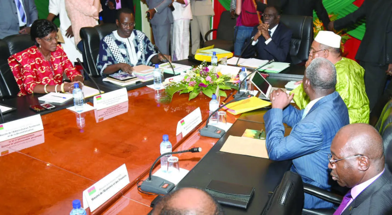 رئيس بوركينا فاسو المؤقت ميشال كافاندو يترأس أول اجتماع للحكومة أول من أمس في واغادوغو بعد الانقلاب الفاشل الذي قام به الحرس الرئاسي الأسبوع الماضي (أ.ف.ب)