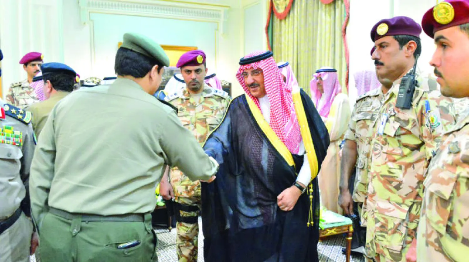 ولي العهد السعودي يصافح أحد القيادات الأمنية للقطاعات المشاركة في الحج (واس)