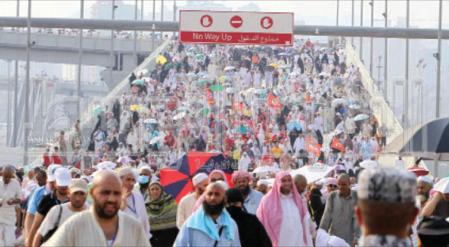 عشرات الآلاف من الحجاج على أحد جسور الجمرات بعد انتهائهم من الرمي أمس (تصوير: عدنان مهدلي)