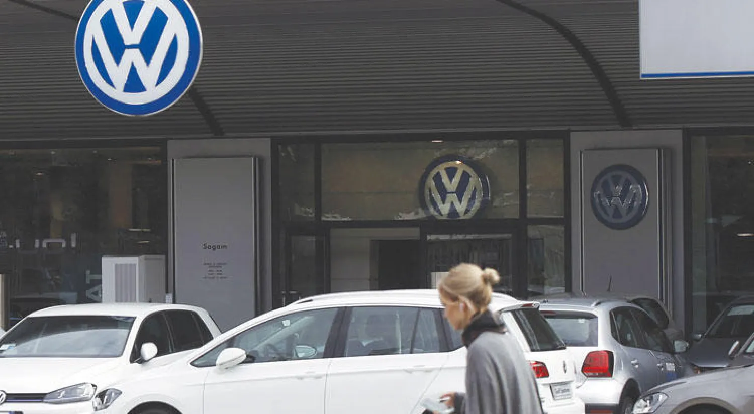 تقارير: موظفون في فولكسفاغن حذروا من غش اختبار الانبعاثات منذ سنوات