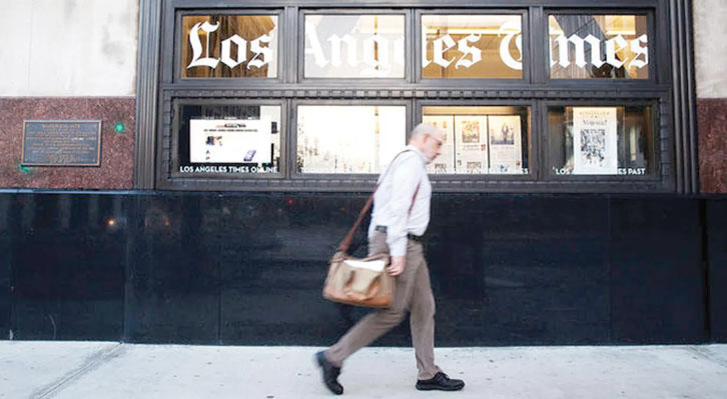 {تريبيون ببليشينغ كمباني} مارست ضغوطًا على {لوس أنجليس تايمز} منذ فترة بعيدة بهدف إضفاء طابع مركزي على جميع النشاطات وتوجيهها من المقر الرئاسي في شيكاغو (نيويورك تايمز)