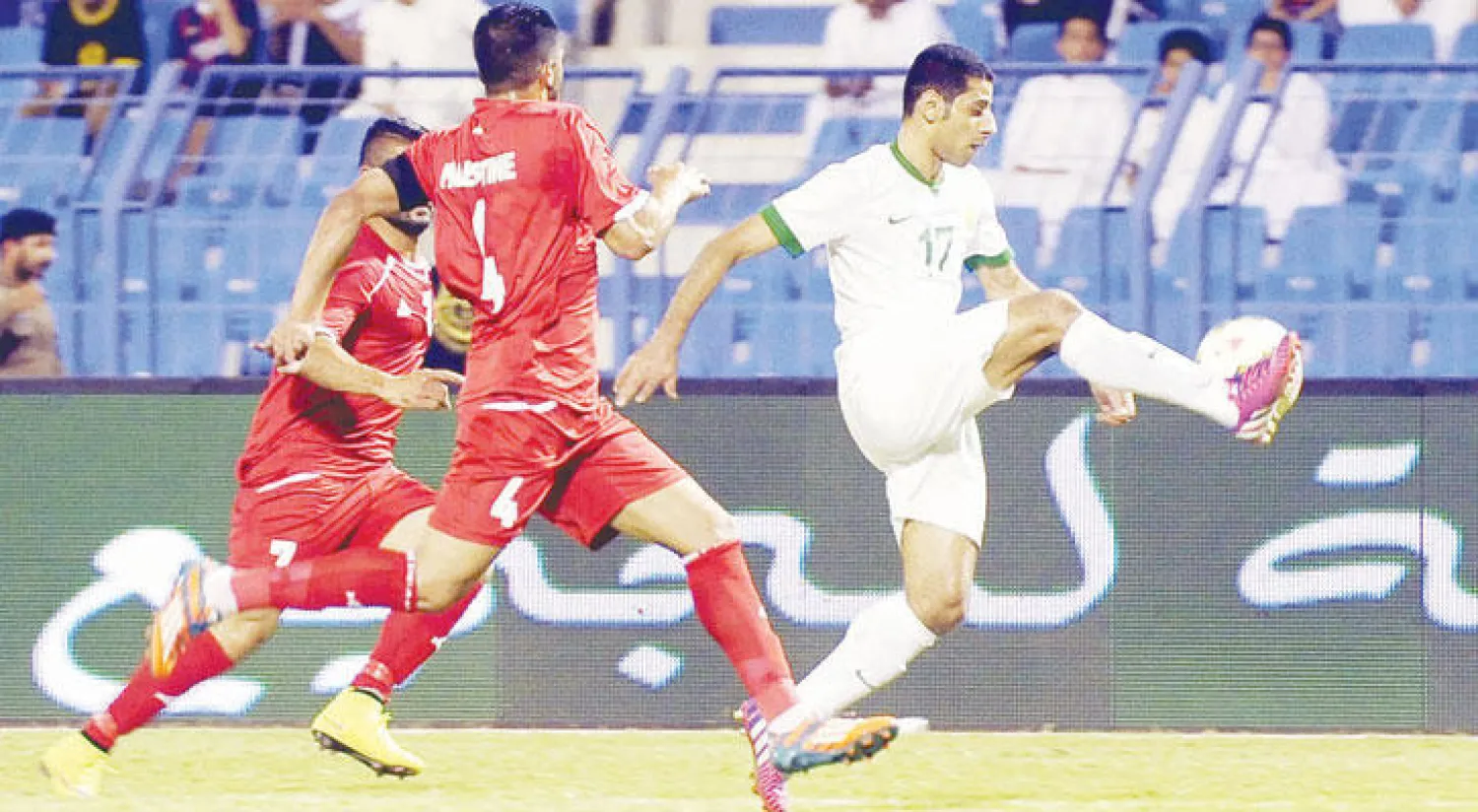 الفلسطينيون أبدوا تمسكهم بخوض مباراتهم أمام المنتخب السعودي على أرضهم (أ.ف.ب)