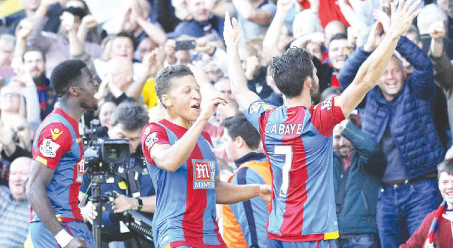 فرحة لاعبي كريستال بالاس بهدفهم الثمين في واتفورد (أ.ف.ب)