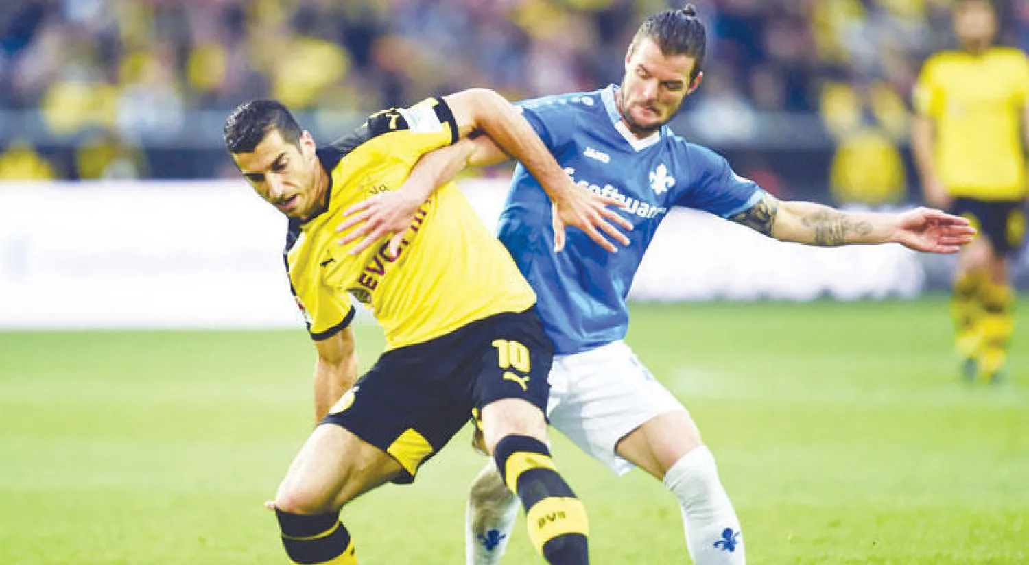 من مباراة دورتموند ودرام شتات أمس في الدوري الألماني (أ.ف.ب)