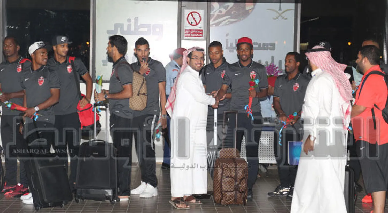 لاعبو فريق أهلي أنثاء وصولهم اليوم إلى الرياض ( تصوير : بشير منصور )