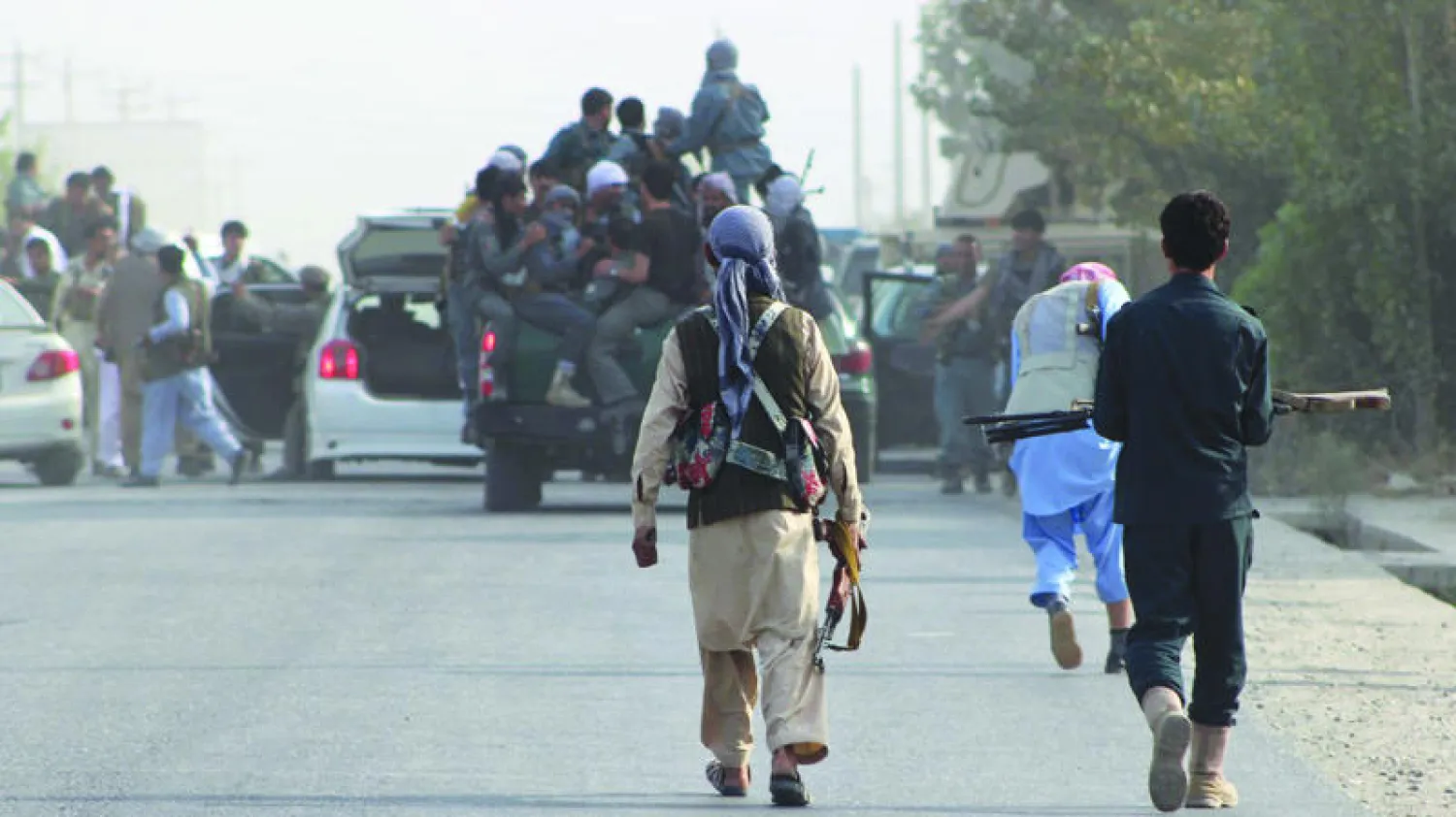 قوات أفغانية في شوارع مدينة قندوز أمس بعد سيطرة طالبان على بعض المباني الحكومية (أ.ف.ب)