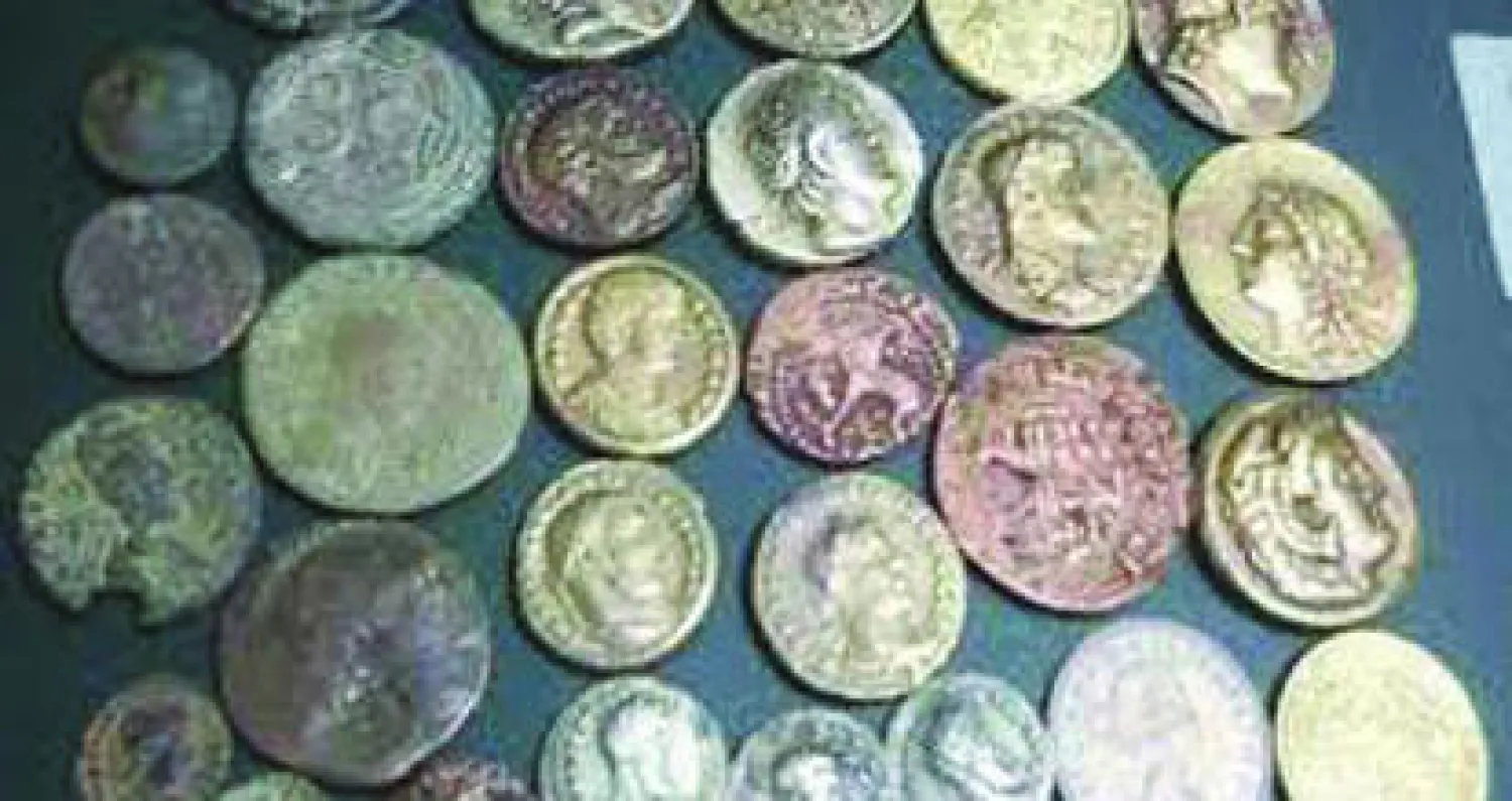 إجراءات توقيف مسؤولين مصريين لاتهامهم بالاتجار في البشر والسلاح والآثار