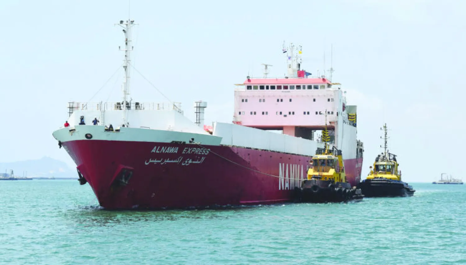 السفينة التي تحمل مساعدات إغاثية من السعودية ترسو في ميناء عدن أمس (أ.ف.ب)