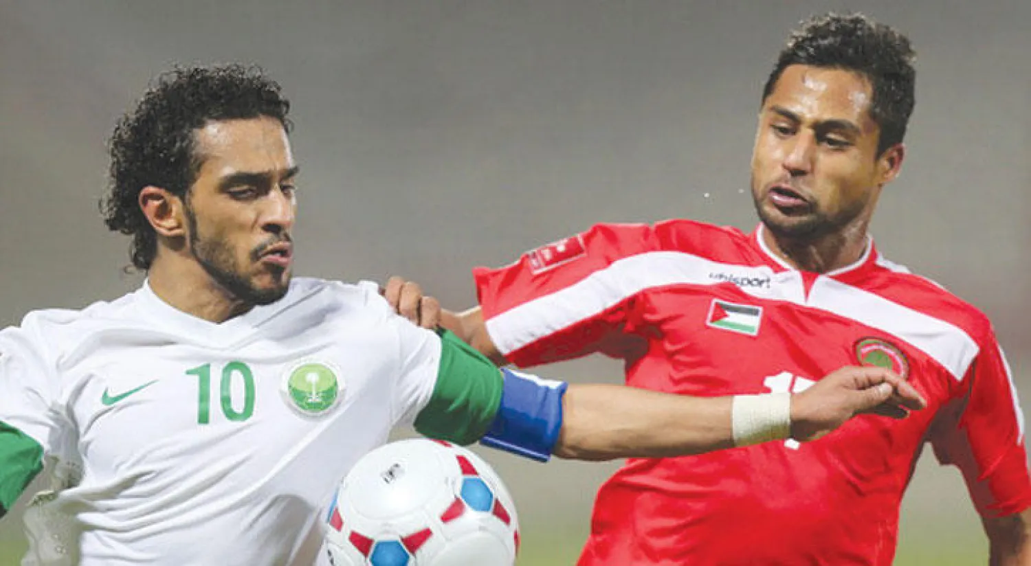جانب من مباراة سابقة بين المنتخبين السعودي والفلسطيني (أ.ف.ب)