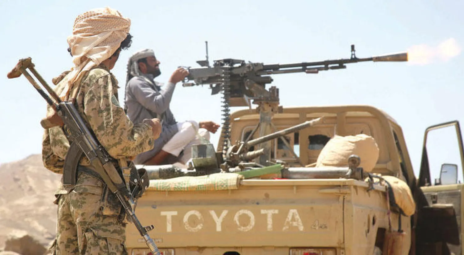 عناصر الجيش الوطني تطلق النار خلال مواجهات مع المتمردين في ضواحي سد مأرب أمس (أ.ف.ب)
