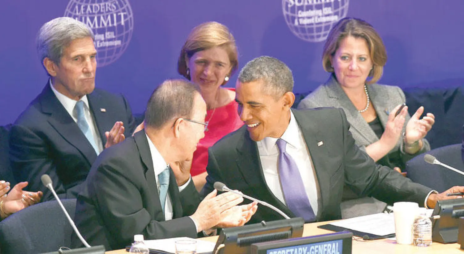 الرئيس أوباما يبتسم لأمين عام الأمم المتحدة بان كي مون بعد كلمته في قمة الإرهاب في نيويورك على هامش اجتماعات الجمعية العمومية أمس (أ.ف.ب)