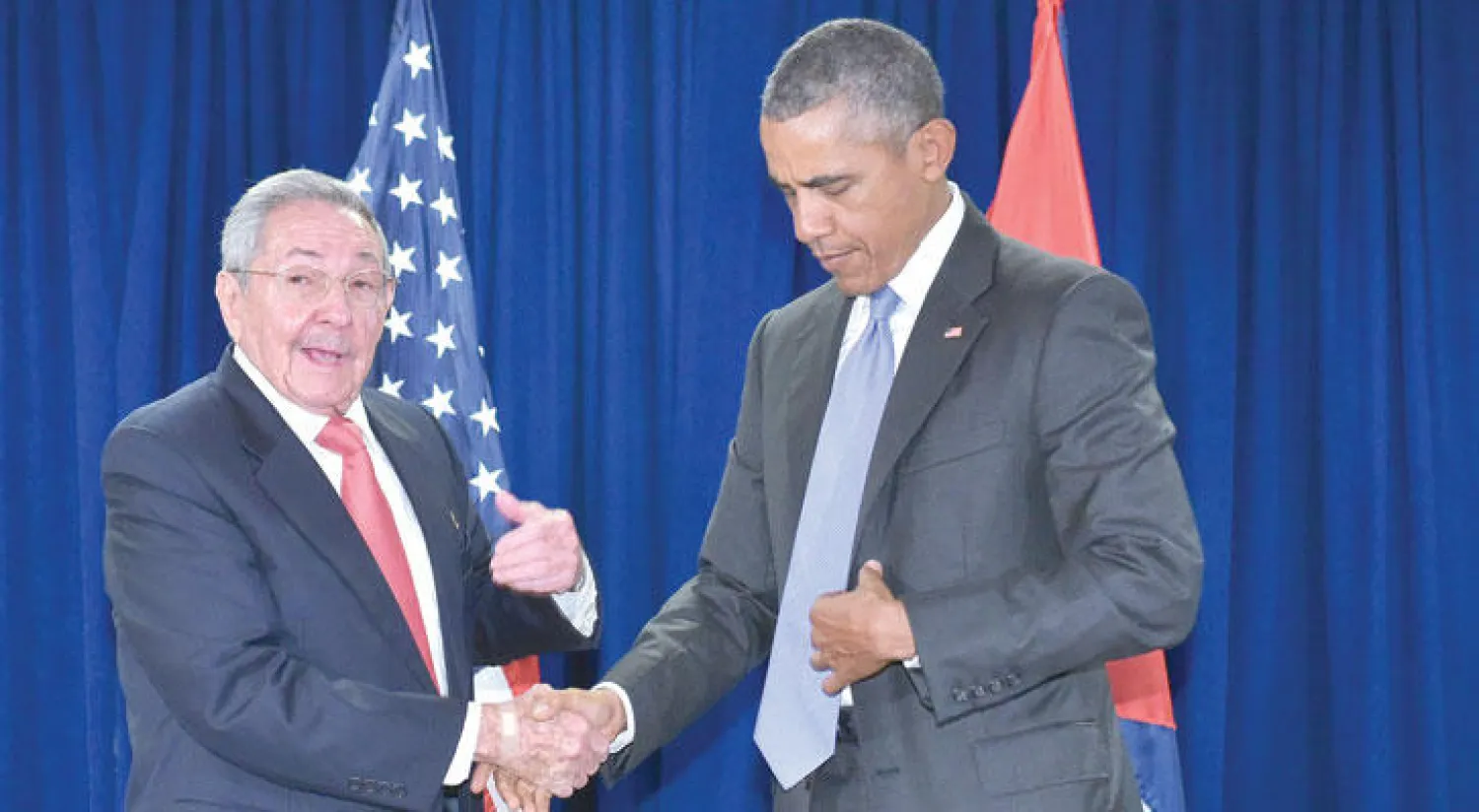 مصافحة تاريخية بين الرئيس الأميركي أوباما والرئيس الكوبي راؤول كاسترو على هامش اجتماعات الجمعية العمومية للأمم المتحدة أمس (أ.ف.ب)