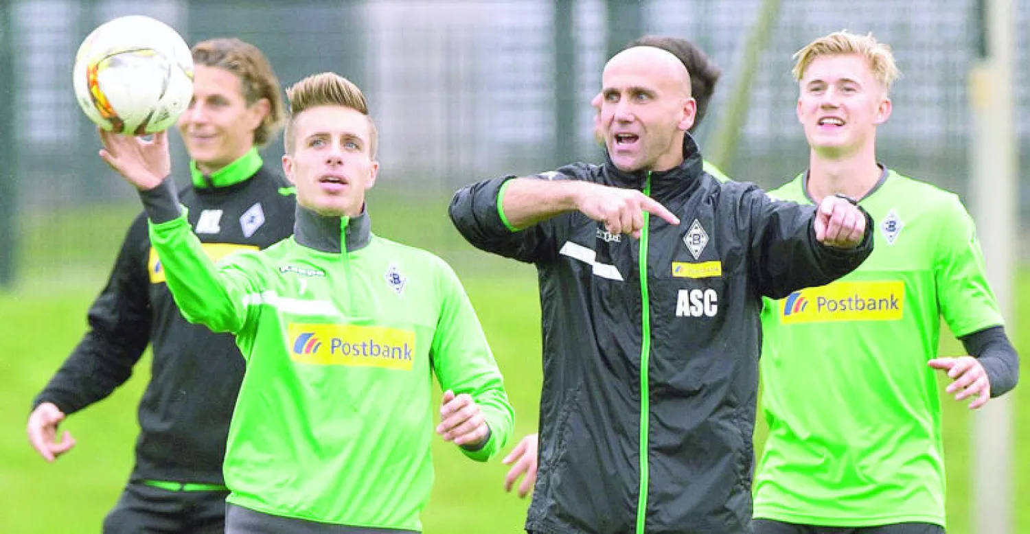 شوبرت مدرب مونشنغلادباخ يأمل أن يحقق نتيجة إيجابية أمام سيتي اليوم (إ.ب.أ)