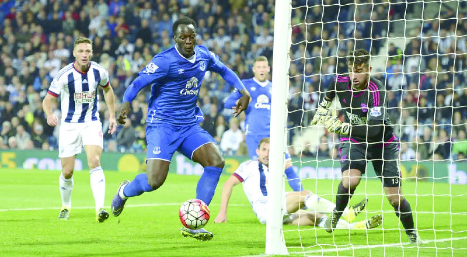 لوكاكو يسجل في مرمى وست بروميتش (أ.ف.ب)