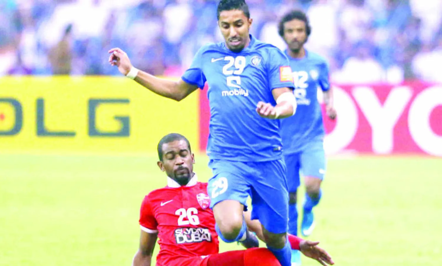 الإماراتي أحمد خليل يسدد الكرة وسط رقابة هلالية (تصوير: سعد العنزي)