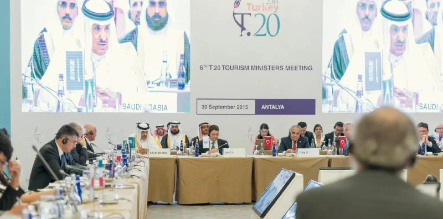 الأمير سلطان بن سلمان بن عبد العزيز رئيس الهيئة العامة للسياحة والتراث الوطني في السعودية متحدثا في افتتاح الندوة («الشرق الأوسط»)