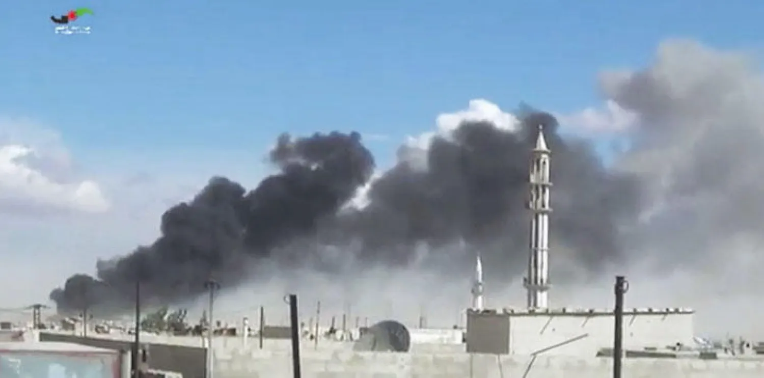 الدخان يتصاعد في مدينة تلبيسة بريف حمص بعد تعرضها لقصف الطائرات الروسية (مركز إعلام حمص - أ.ب)