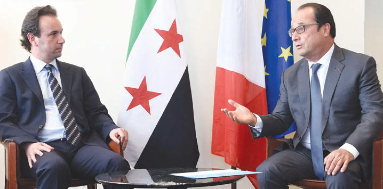 خالد خوجة خلال لقائه الرئيس الفرنسي فرانسوا هولاند على هامش الجمعية العمومية للأمم المتحدة (أ.ف.ب)