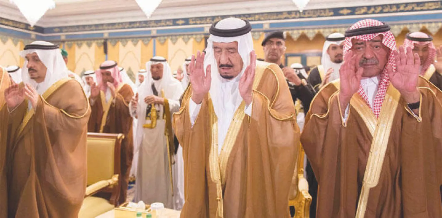 خادم الحرمين الشريفين أثناء الصلاة على جثمان الأمير الراحل نواف بن عبد العزيز ويبدو الأمير مقرن بن عبد العزيز والأمير فيصل بن بندر (واس)