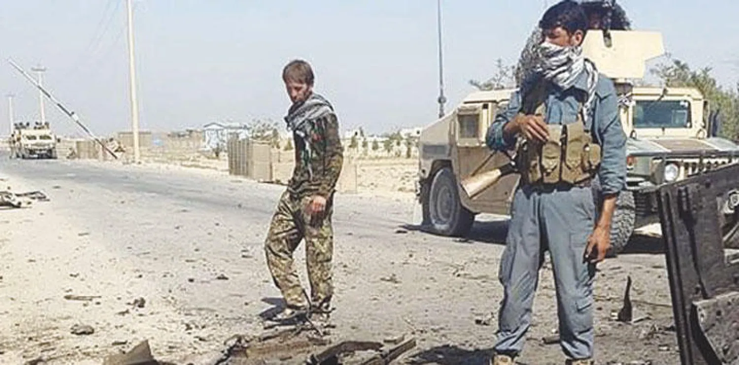 آثار التدمير خارج مدينة قندوز بفعل الضربات الجوية الأميركية على مواقع طالبان خارجها أول من أمس (أ.ب)