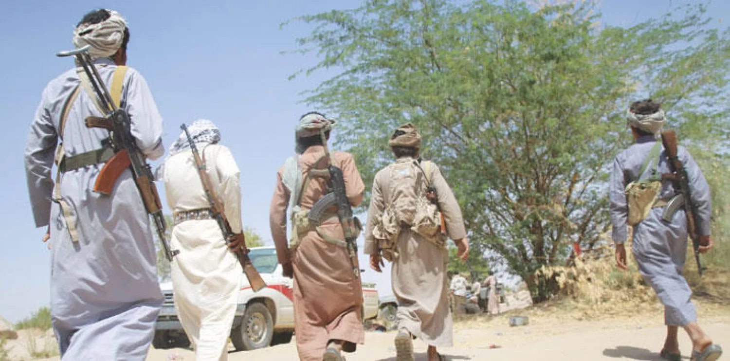 مسلحون من رجال القبائل اليمنية ولجان المقاومة الشعبية الموالين للشرعية في اليمن على مشارف سد مأرب الذي تم تحريره من الميليشيات في محافظة مأرب شرق العاصمة صنعاء (أ.ف.ب)