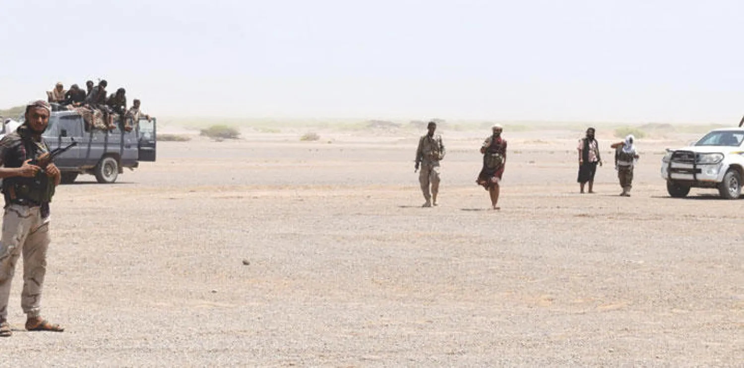 مقاتلون موالون للرئيس اليمني يتجهون نحو مضيق باب المندب الاستراتيجي الذي يعد من أهم الممرات البحرية في العالم إلى جانب قناة السويس ومضيق هرمز (أ.ف.ب)