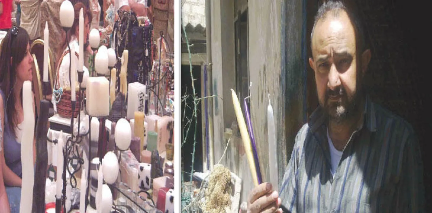 إيميل إلياس يعرض نماذج من الشمع الملون الذي صنّعه يدويا في ورشته  الدمشقية. شموع فنية لحرفيين سوريين في  معرض دمشقي