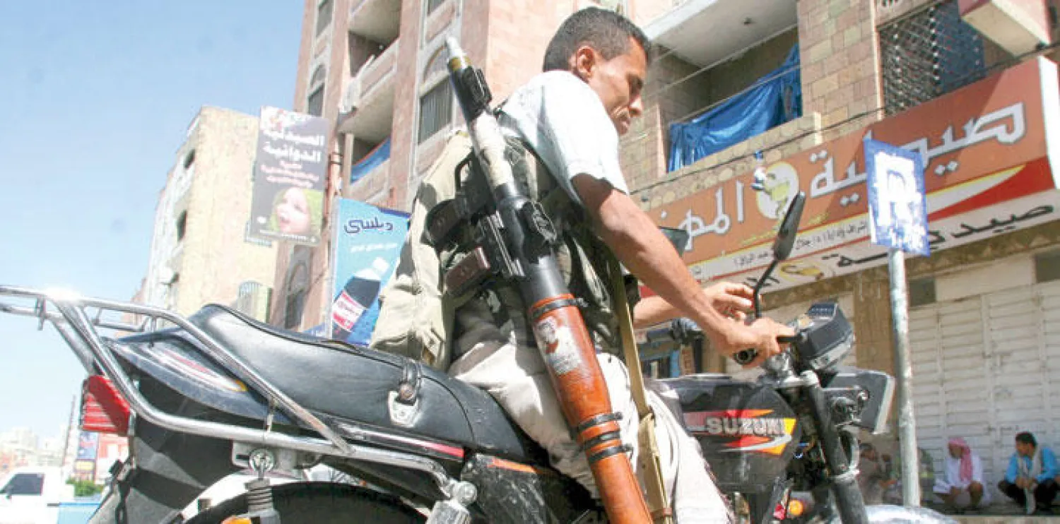 عنصر في المقاومة الشعبية يمتطي دراجة نارية في مدينة تعز أمس (رويترز)