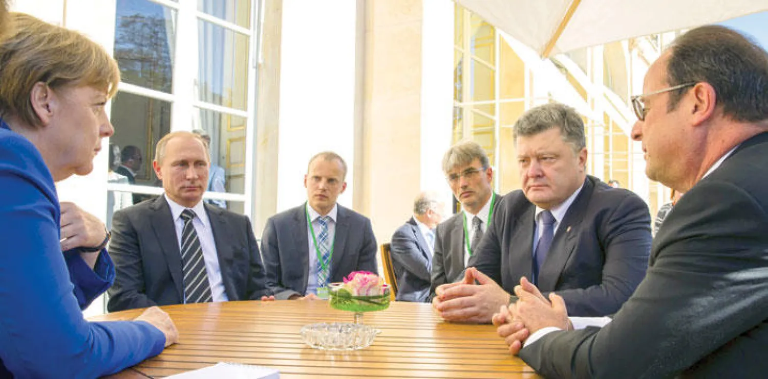 زعماء فرنسا وروسيا وأوكرانيا والمستشارة الألمانية خلال قمتهم في باريس أمس (رويترز)