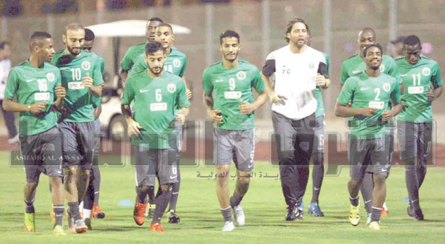 لاعبو الأخضر خلال التدريبات أمس (تصوير: وائل السليماني)