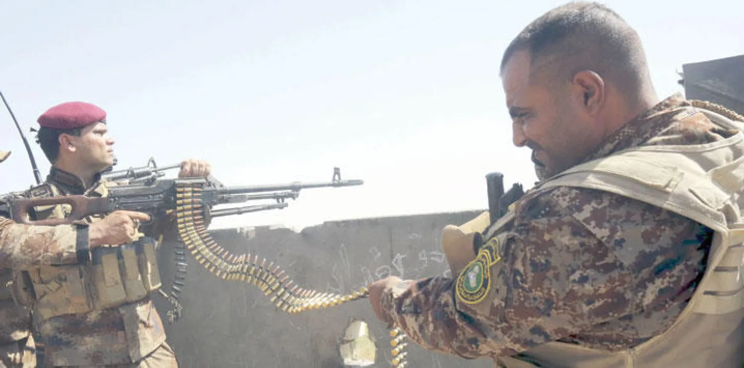 جنديان عراقيان خلال مواجهة مع تنظيم «داعش» قرب الكرمة شرق محافظة الأنبار (رويترز)