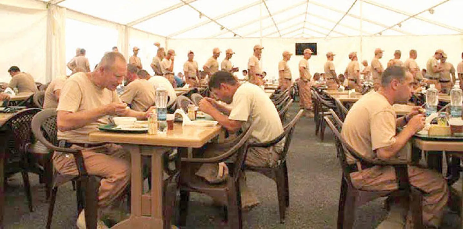 لقطة للجنود الروس في معسكرهم قرب مدينة اللاذقية