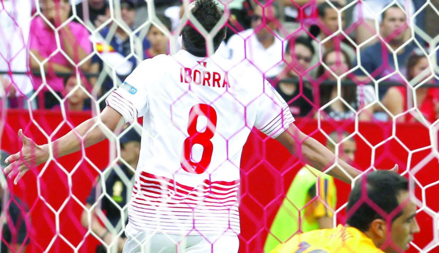 إيبورا لاعب إشبيلية يحتفل بهدفه وسط حسرة حارس برشلونة (إ.ب.أ)