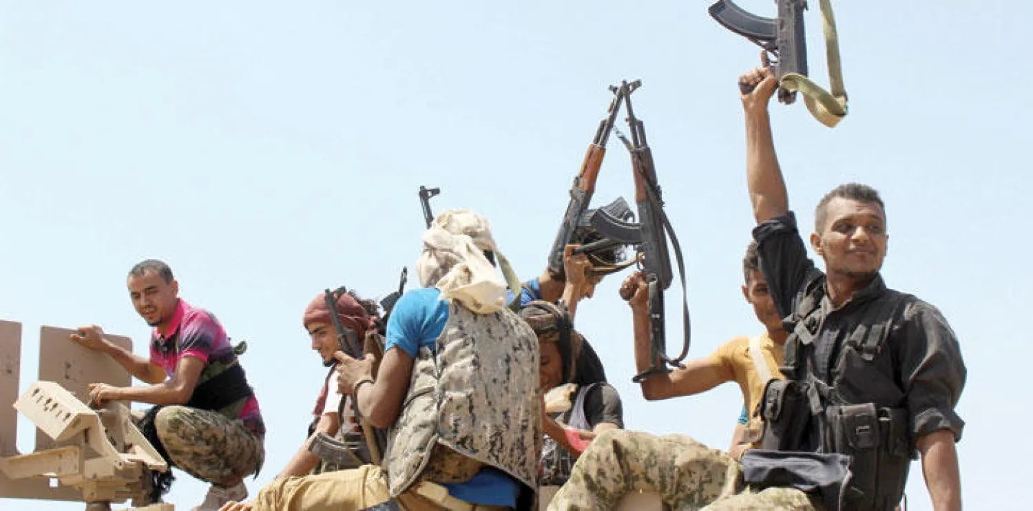 مقاتلون تابعون للجيش الوطني يحملون أسلحتهم في منطقة قريبة من باب المندب أمس (أ.ب)