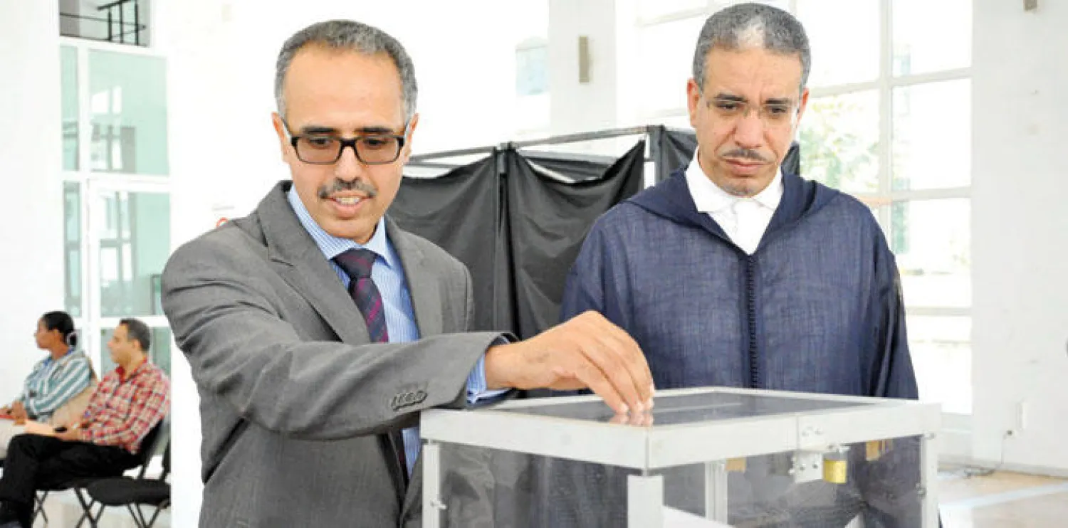 عبد العزيز الرباح وزير النقل والتجهيز من حزب العدالة والتنمية (يمين) خلال مشاركته في انتخاب أعضاء مجلس المستشارين في الرباط (تصوير: مصطفى حبيس)