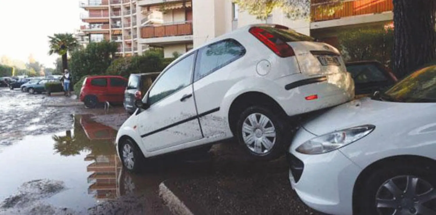 آثار العاصفة في مدينة كان أمس