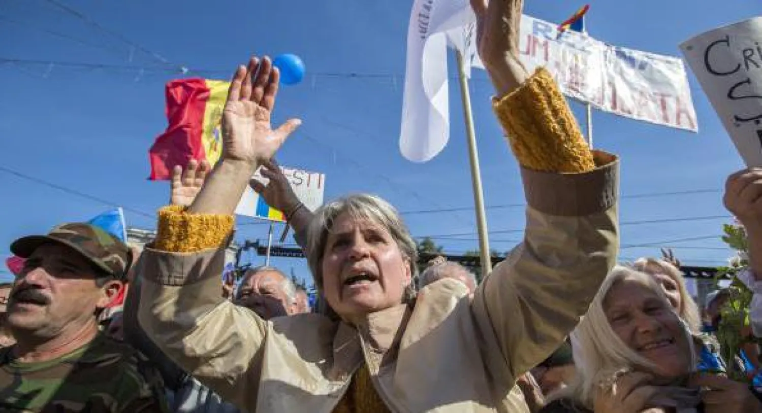 مولدافيا: عشرات الآلاف يتظاهرون مطالبين باستقالة الرئيس